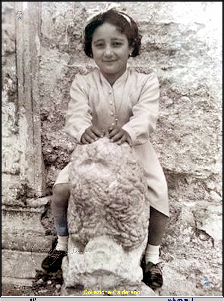 Gilda sul leone davanti la chiesa di San Francesco 1955.jpg