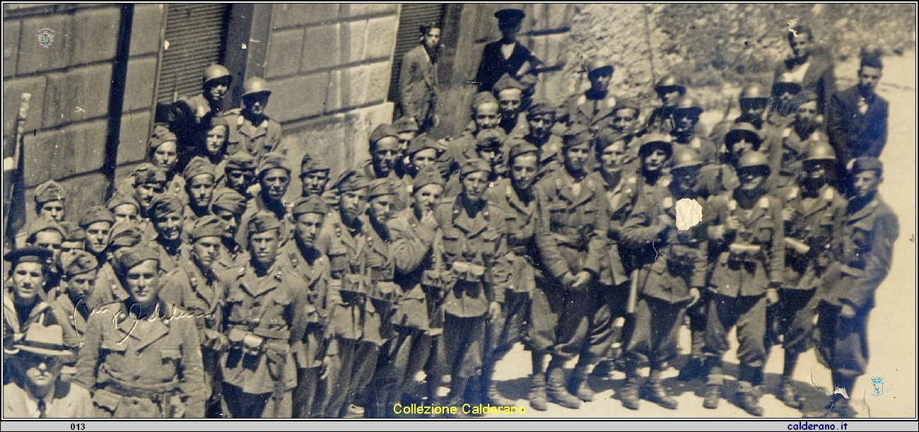 Militari adunati davanti al Municipio - 9 Maggio 1942.jpg