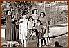 Anna De Bartolo (Nannina 'a Puglisi) con le Figlie e Amiche abbagliate dal sole.jpg
