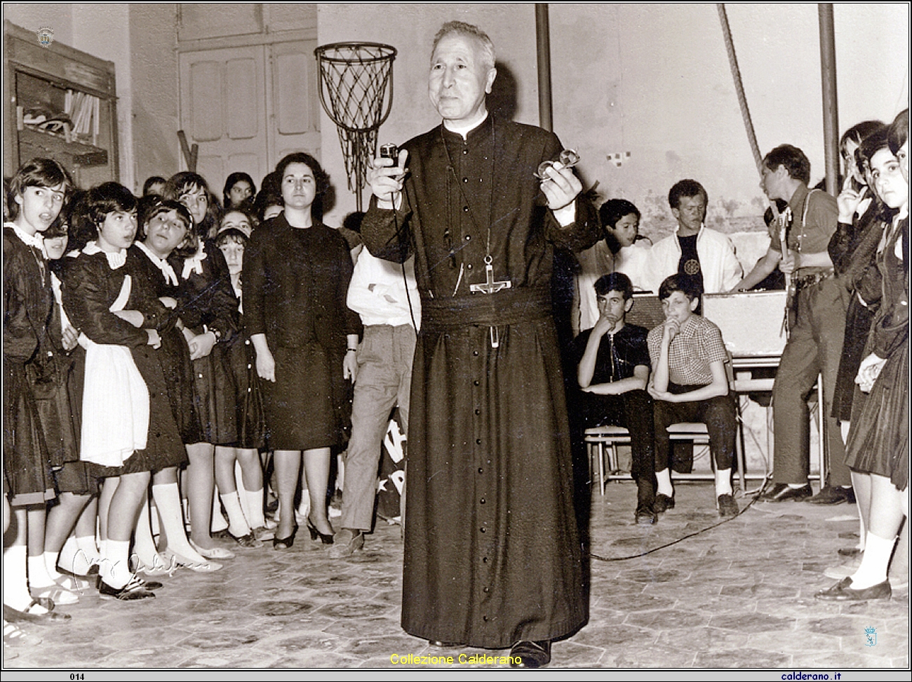 Padre Canfora nella palestra delle scuole medie.jpg