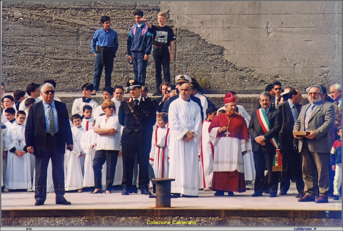 Aspettando l'arrivo della statua di San Biagio sulla banchina al Porto.jpg