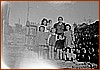 Vicino al cancello famiglia Maestri.jpg