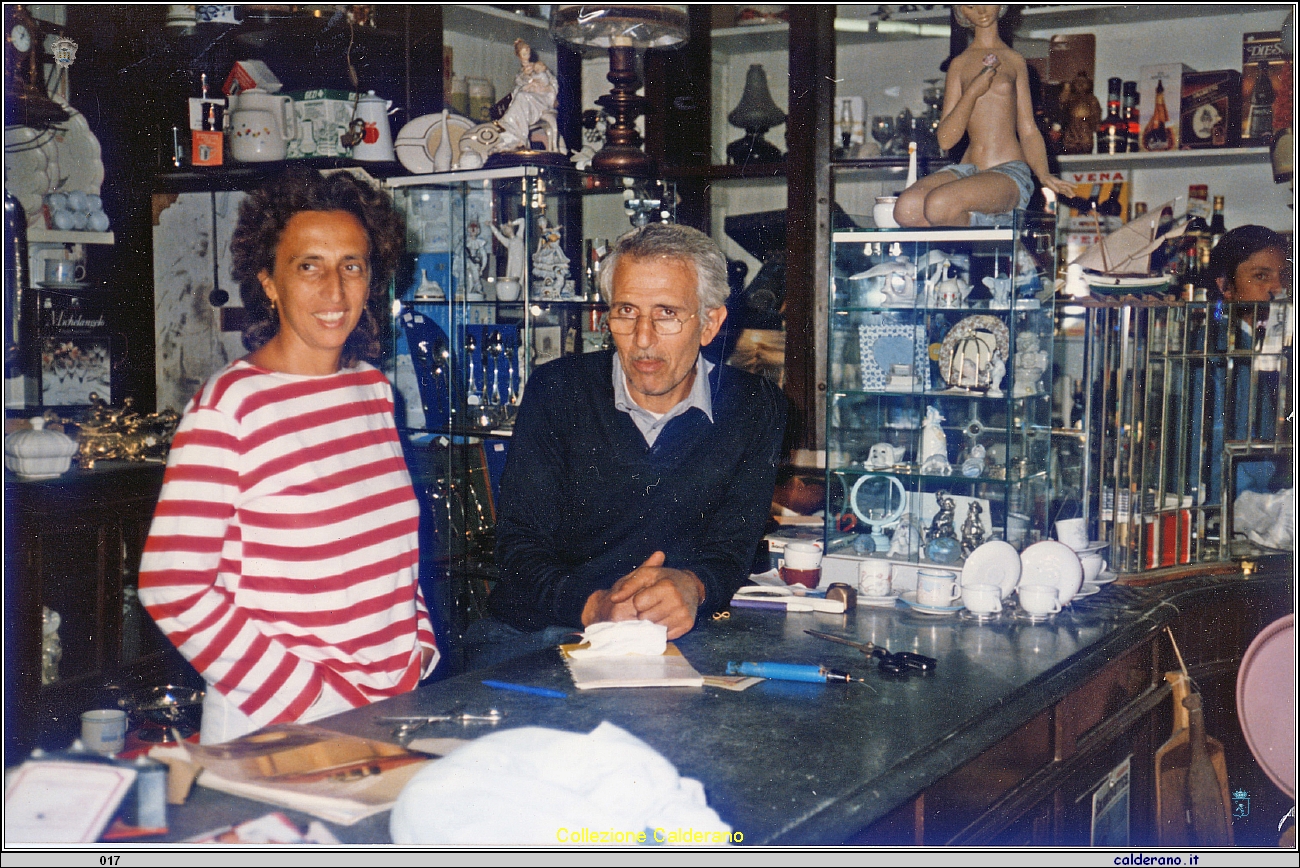 Bianca Ramirez e Andrea Scoppetta nel loro negozio 1984.jpg