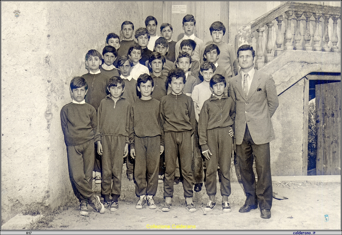 Giuseppe Santoro con gli alunni della Scuola Media .jpg