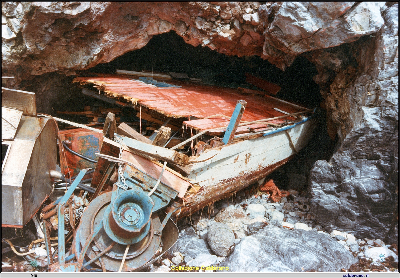 Argano e poppa della paranza nella grotta dopo la mareggiata del 1987.jpeg