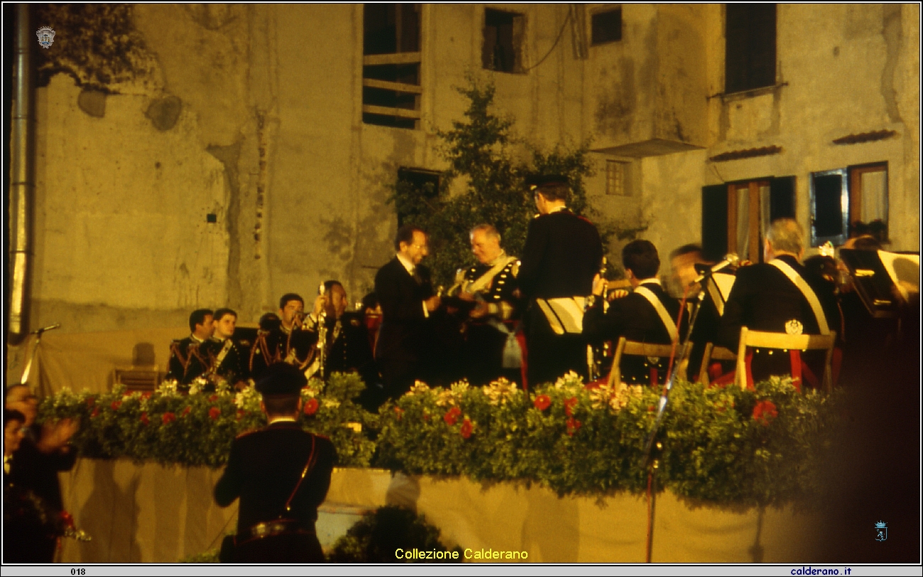 Francesco Sisinni e il Maestro Vincenzo Borgia della Banda dell'Arma dei Carabinieri 1996.jpg