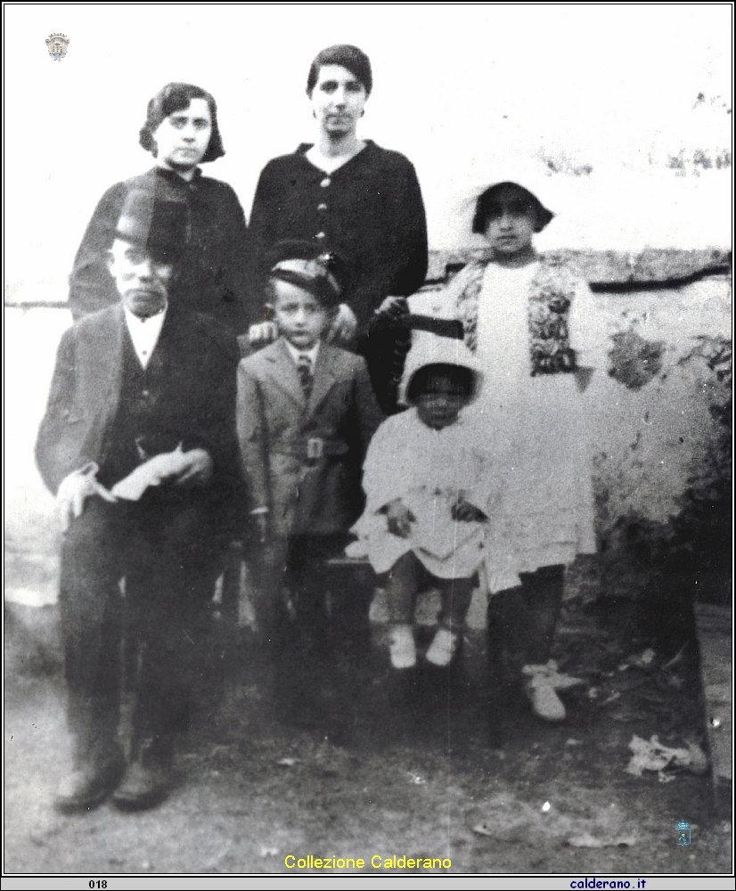 Piccola famiglia Liberatore con Alfonsina, Tetella, Alfonso, Armando e Pinuccia 30-7-1939.jpg