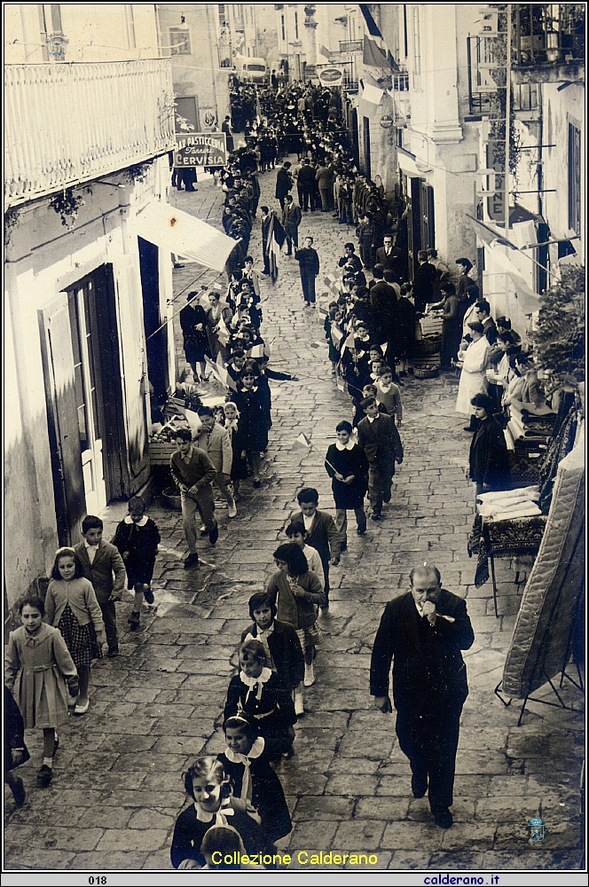 Sfilata degli alunni delle scuole elementari in Corso Cavour.jpg