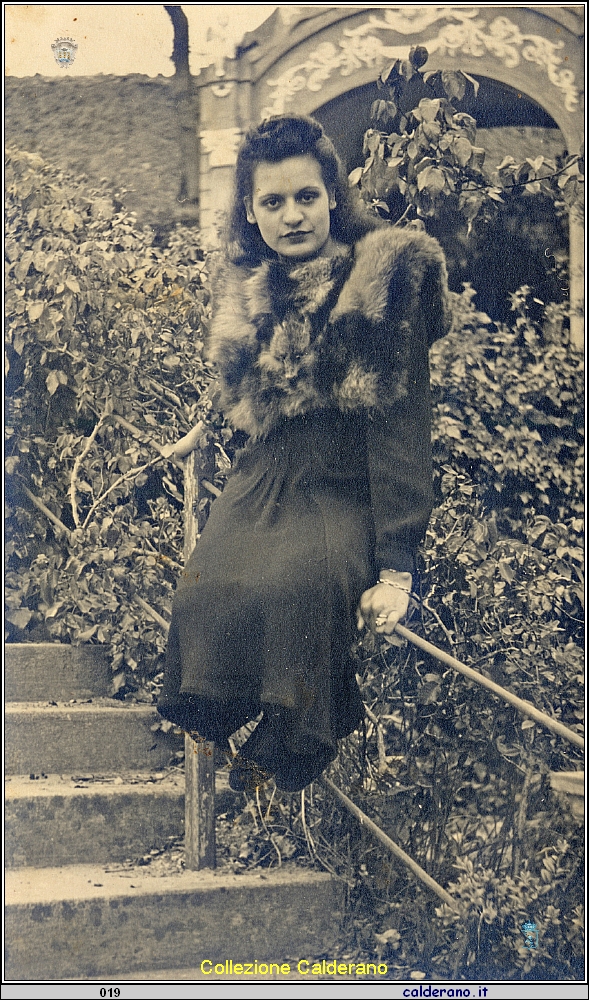Clara Ambrosio alla Cappellina di Lourdes.jpg