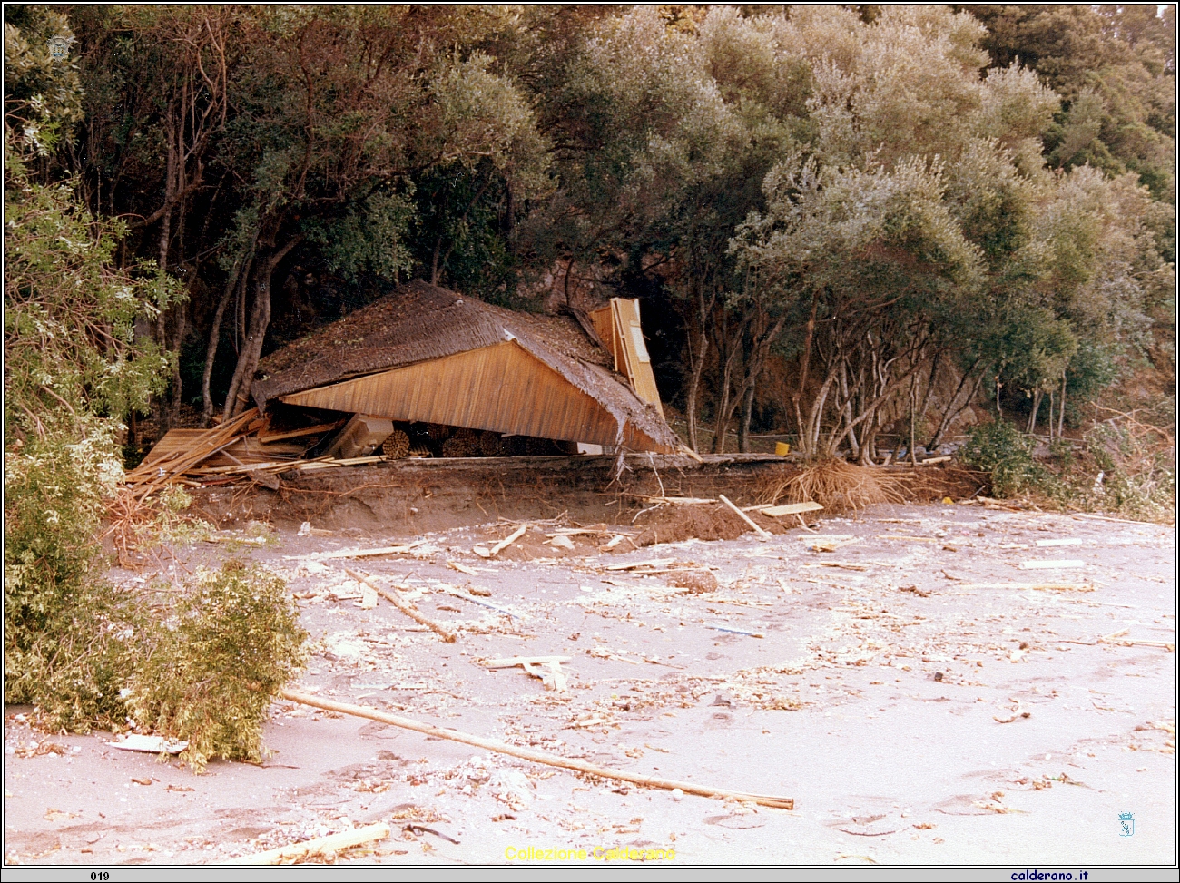 Il Bar a Cala  Don Nicola distrutto dalla mareggiata del 1987.jpeg