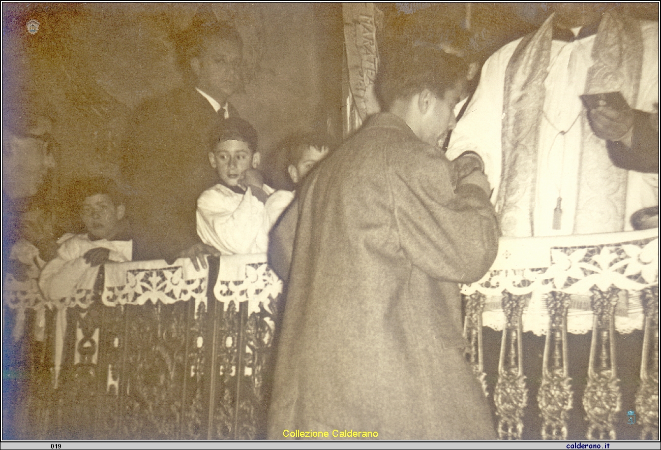 Nicola Mordente riceve la Tessera dell'Azione Cattolica - 6 gennaio 1958.jpg