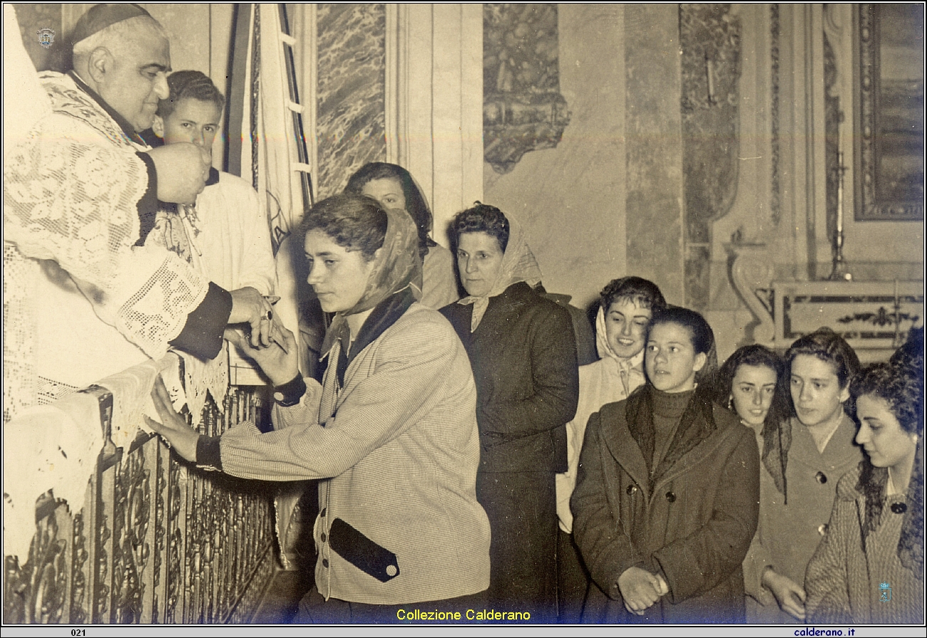 Baciamano del Vescovo Federico Pezzullo e le donne dell'ACLI.jpg