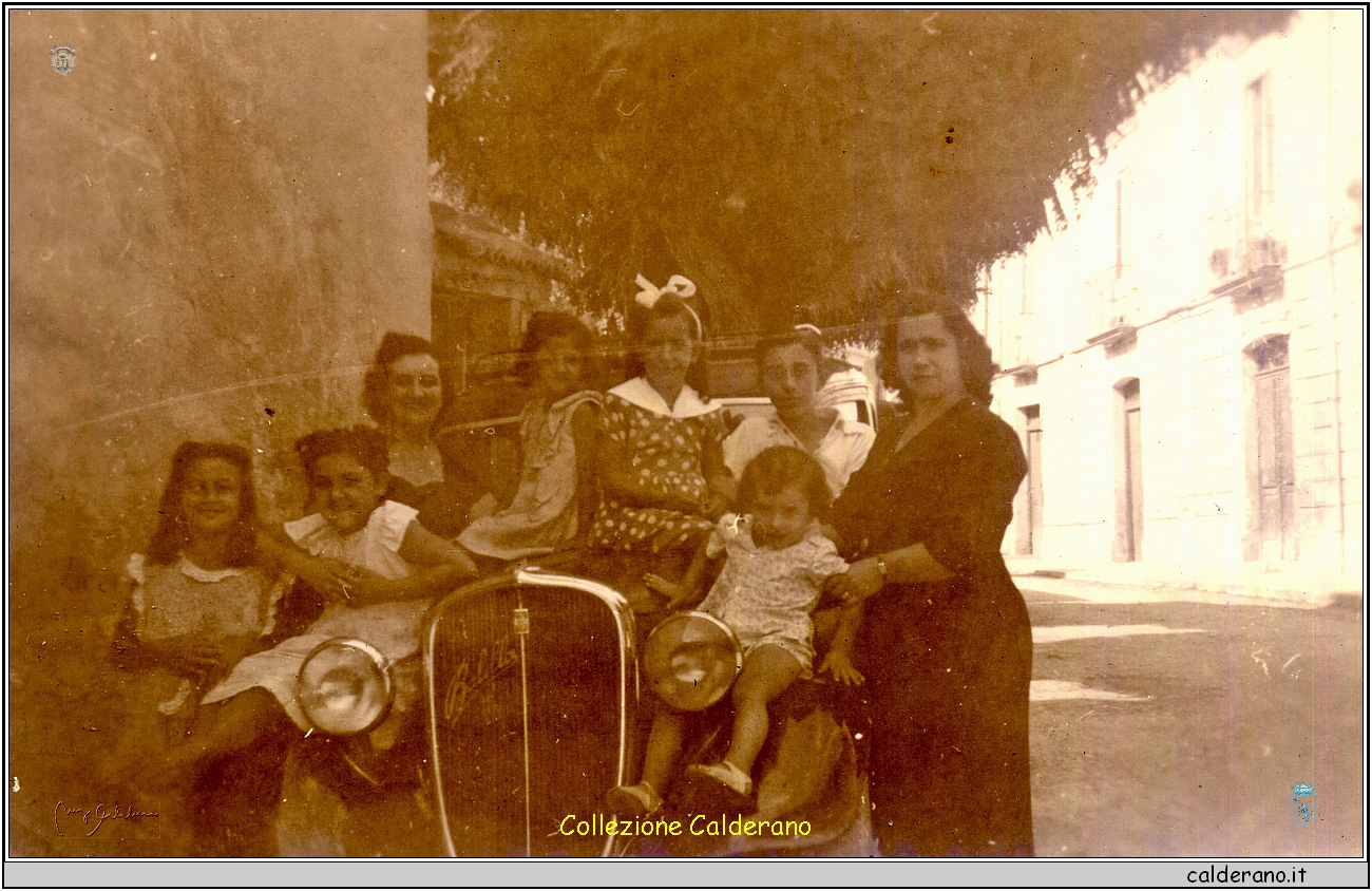 Via Mandarini 1953 con Fernanda, Adriana, Fiorinella, Rosellina, Maria Emilia, Franco, Giuseppina e Biasino.jpg