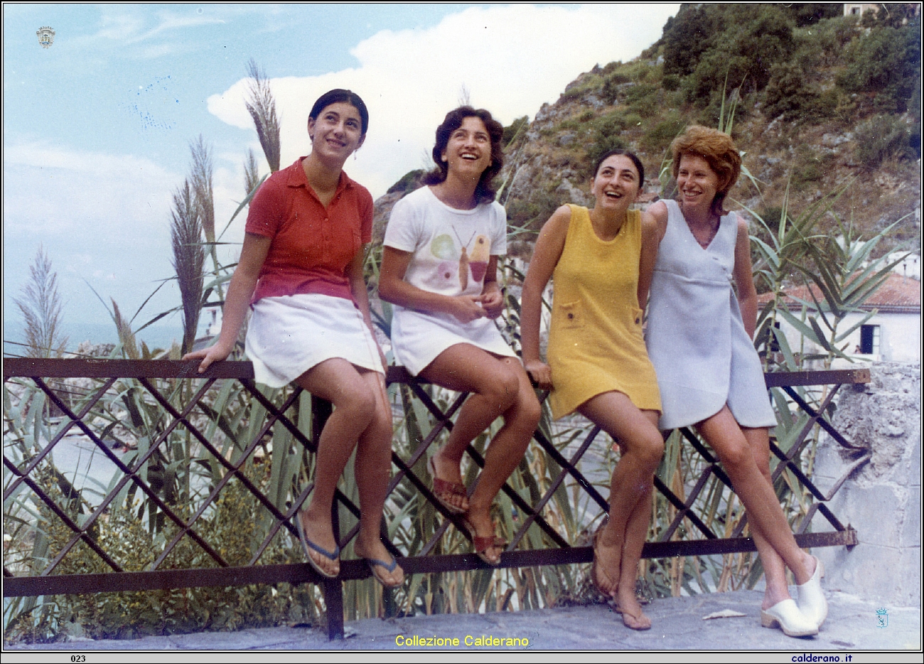 Maria Teresa Chiappetta, Gina e Maria Avigliano e una ragazza svizzera - Settembre 1971.jpg