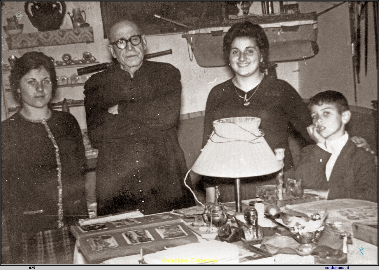 Don Domenico Dammiano e i familiari - sfogliando l'album fotografico.jpg