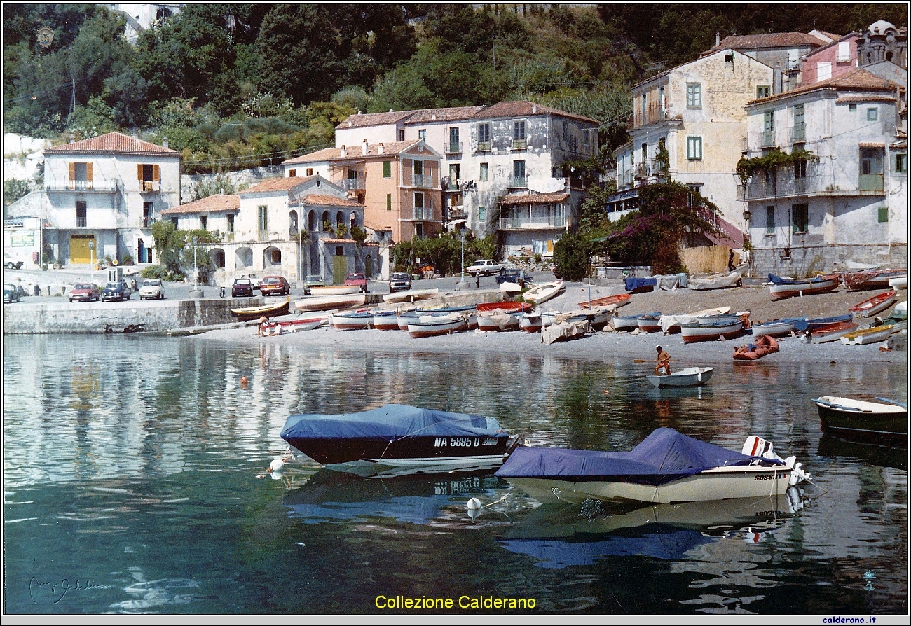 Le case del Porto viste dal mare senza ombrelloni.jpg