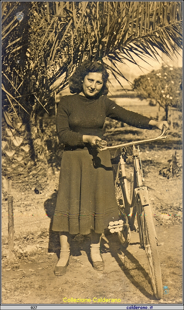 Mafalda Salvato Avigliano (1930-2024) con la bici 1953.jpg