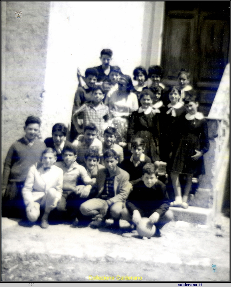 Alunni della scuola media con Lidia Del Viscio 1960.jpg