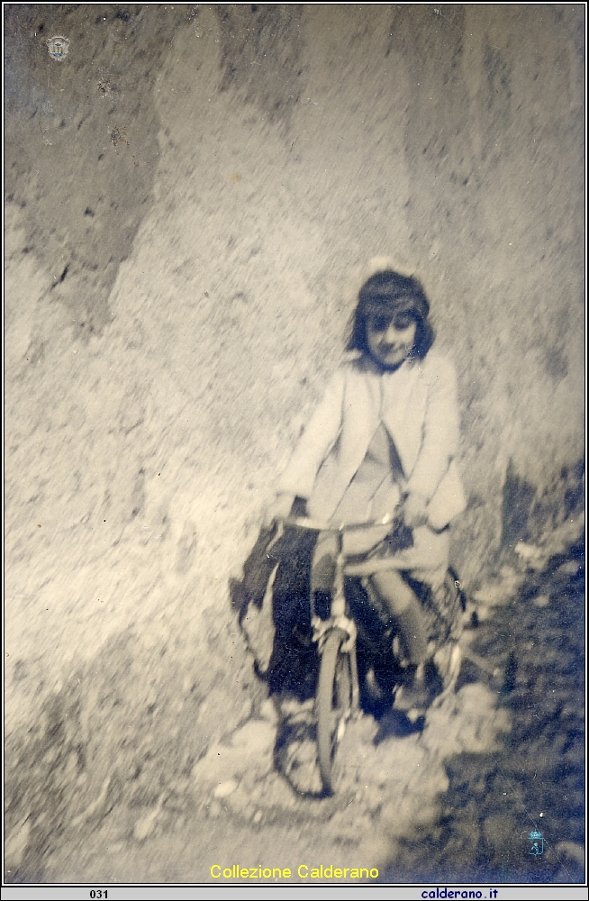 Ragazzina in bici.jpg