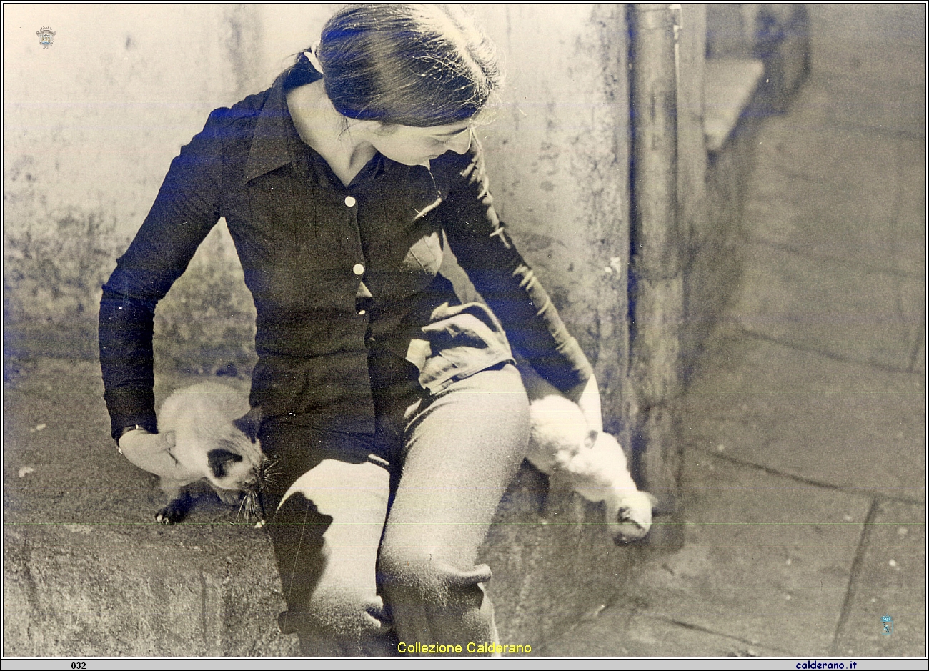 Maria con i gatti.jpg
