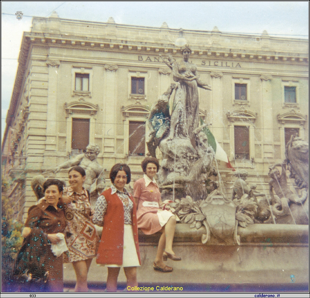 Assuntina Avigliano, Maria, Carmelina Mazzeo e Rosamaria Bosone in Sicilia - Giugno 1970.jpg