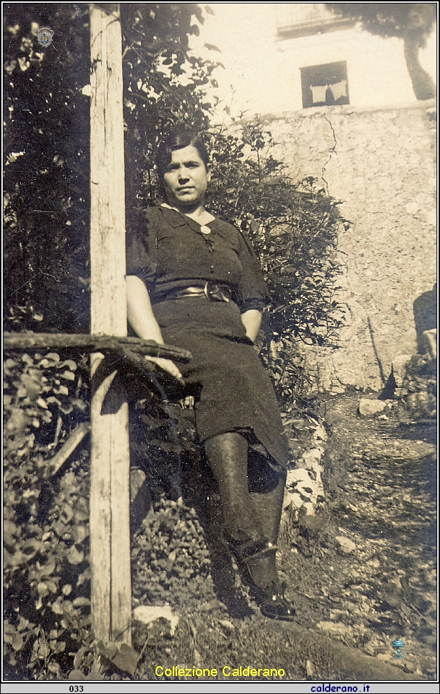 Giuseppina Liberatore Calderano vicino la fontana.jpg