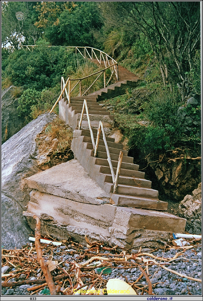 L'Accesso al mare a Cala Jannita distrutto dalla mareggiata 1987.jpeg