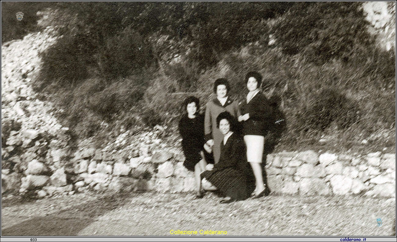 Liliana Colavolpe, Carmelina Mazzeo, Silvana e Franca Colavolpe a passeggio 1961.jpeg