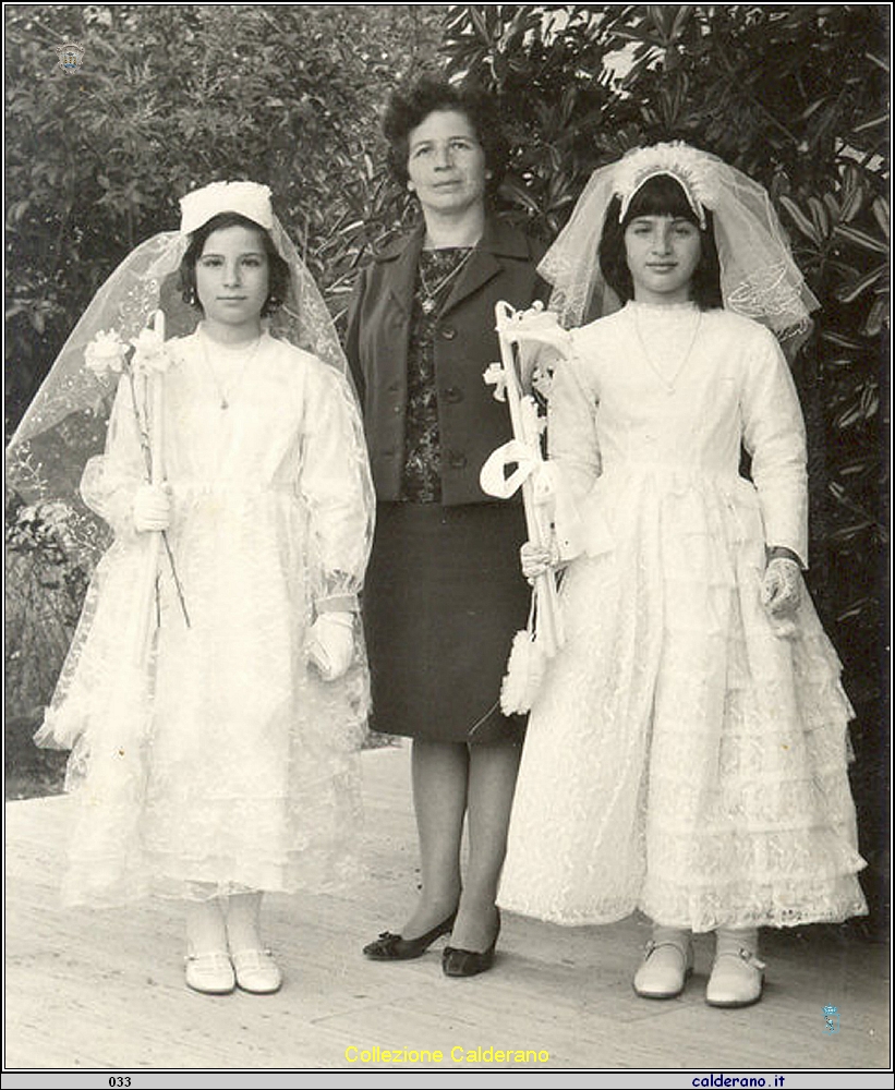 Prime Comunioni di Teresa e Laura Martino con la Maestra Agnese Ferraro D'Alascio.jpg