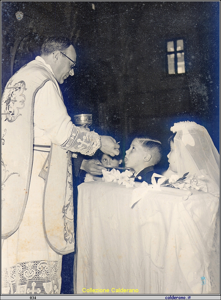 Prima Comunione di Vicente e Carmelina Tortorella con Padre Vigliotti.jpg