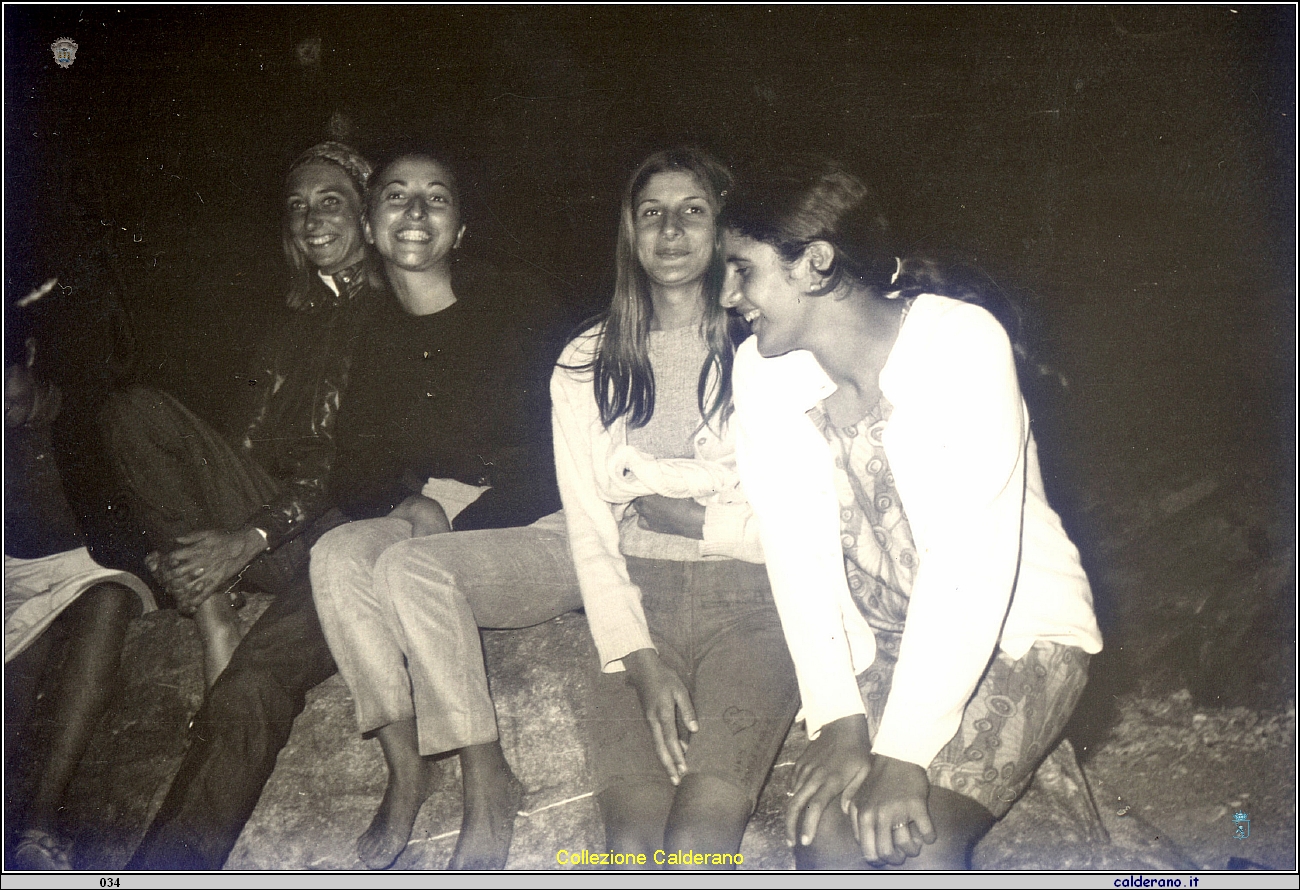 Sulla spiaggia di sera con Gerty Thienpont, Maria, Rossella e Franca Tarallo.jpg
