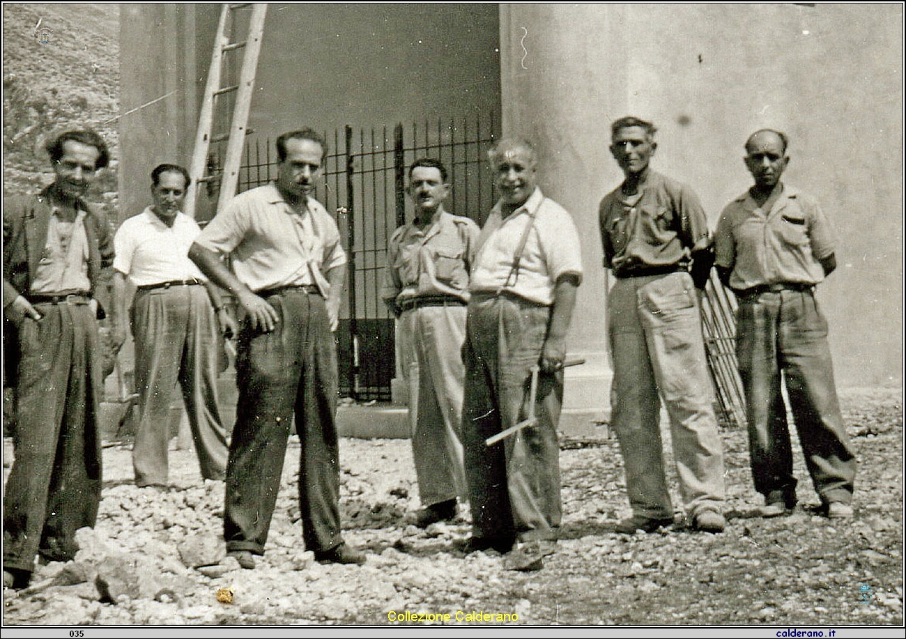 Costruzione Cappella di Fatima con Biagio Cernicchiaro, Felice De Nicola, Giuseppe D'Alascio, Biagio Vitolo, Pasquale Mastrobuono e Giuseppe Vitolo 1949.jpg