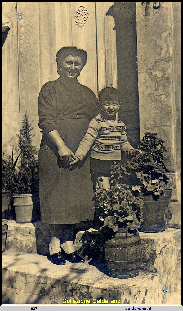 Ettore Maestri con la Mamma - Primavera 1954.jpg