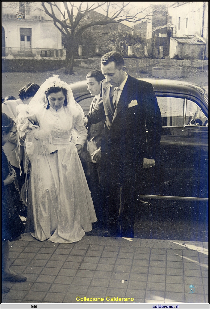 Sposa Mafalda Salvato, con Eligio Giordano e Gennaro Bosone Sapri 18-4-1953.jpg