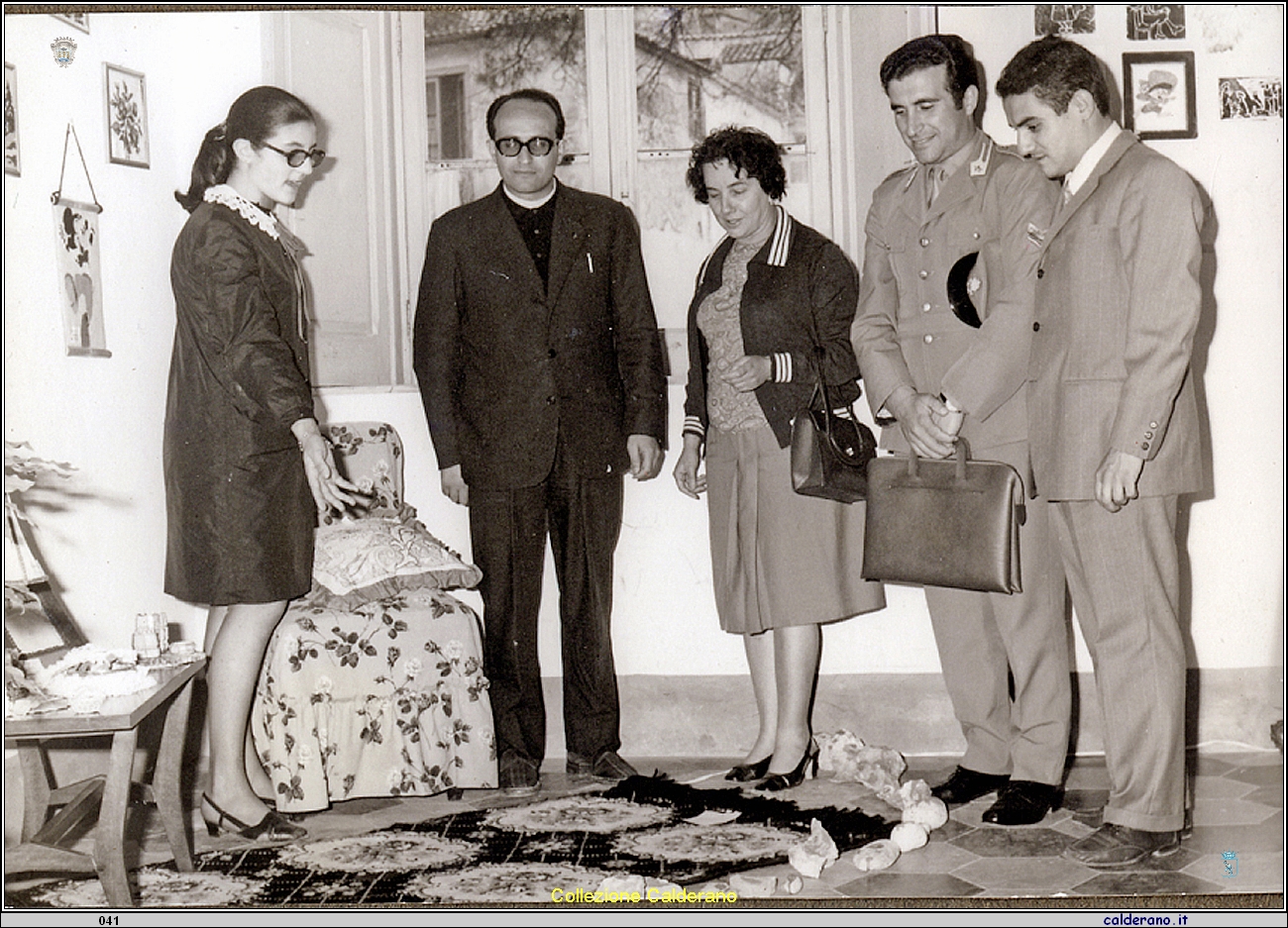 Maria Pia, Padre Romualdo, Anna D'Alascio, Comandante della Finanza Domenico Costantino e Franco Zappala'.jpg
