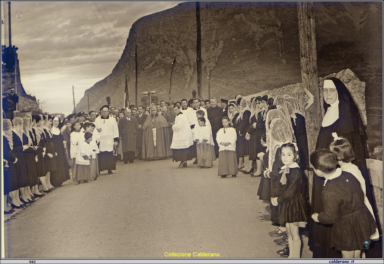 Incontro con il Vescovo Federico Pezzullo in visita pastorale 10 marzo 1960.jpg
