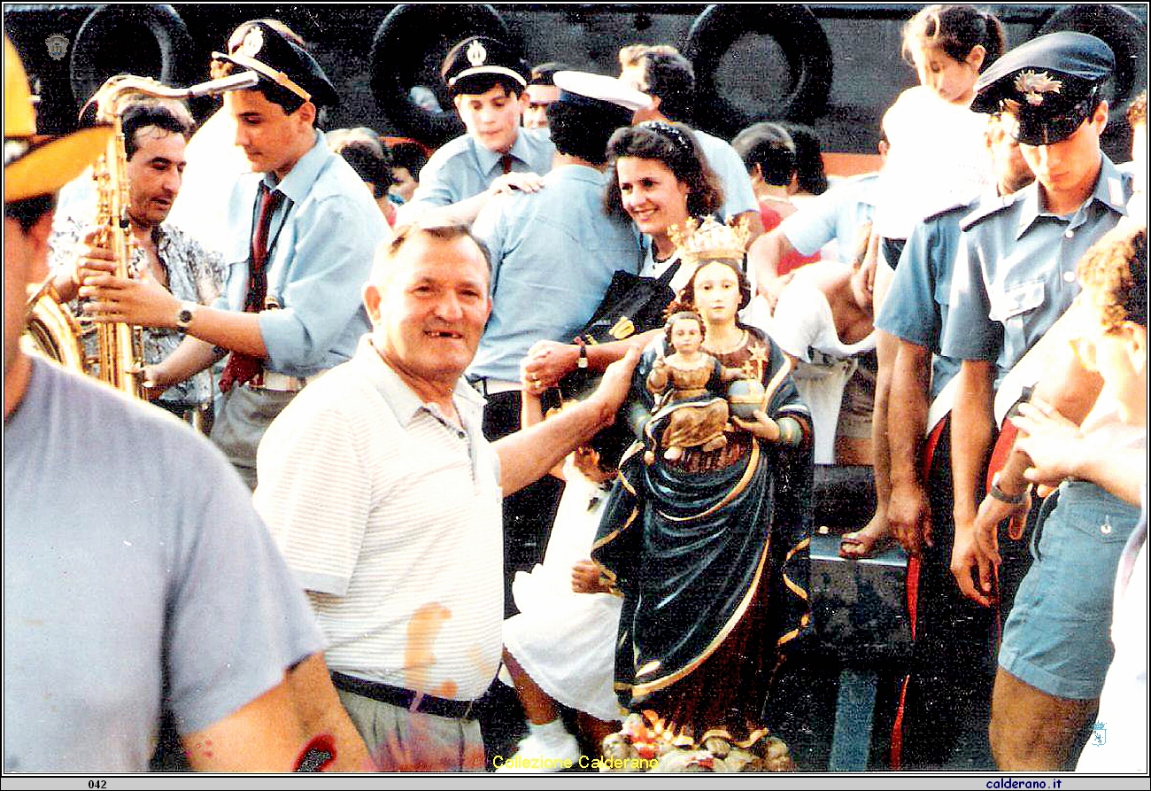 Raffaele Mazza - 'u Cacaglio - con la Madonna di Portosalvo sulla Paranza 1984.jpg