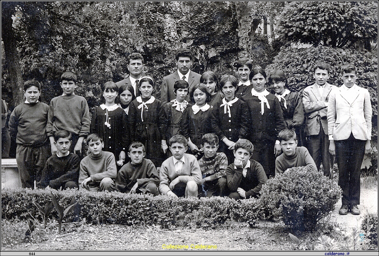 Alunni e insegnanti della Scuola media nella Villa.jpg
