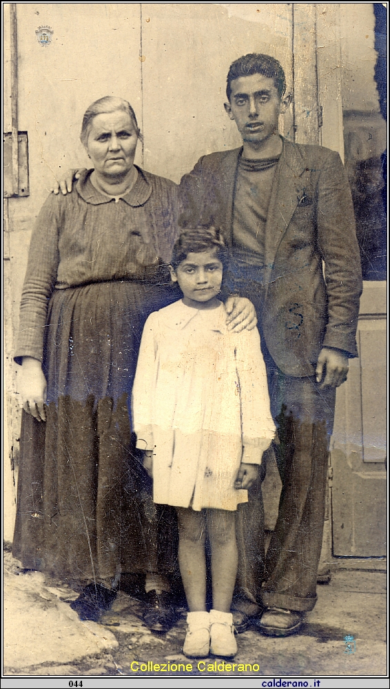 Maria Paolillo La Torre (Mariuccia i ting tang) e il figlio Luigi La Torre 'i Giagia' ed Elda Ambrosio.jpg