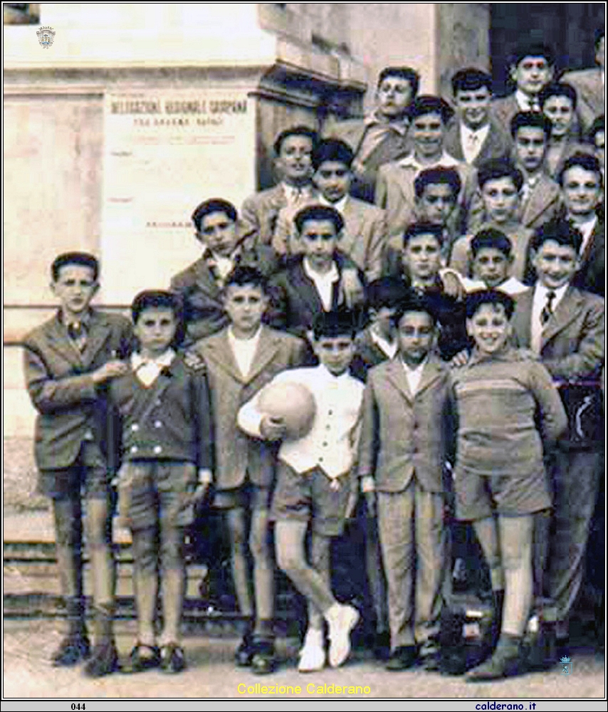 Pellegrini a Pompei 25 maggio 1957 1.jpg