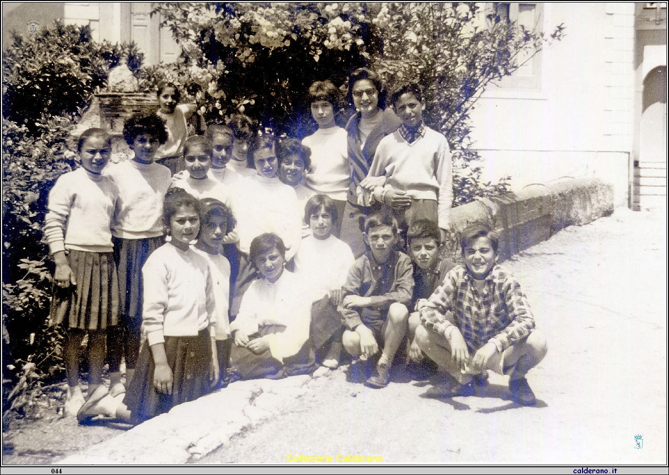 Ragazzi delle scuole medie in via Mandarini 27 Maggio 1961.jpg
