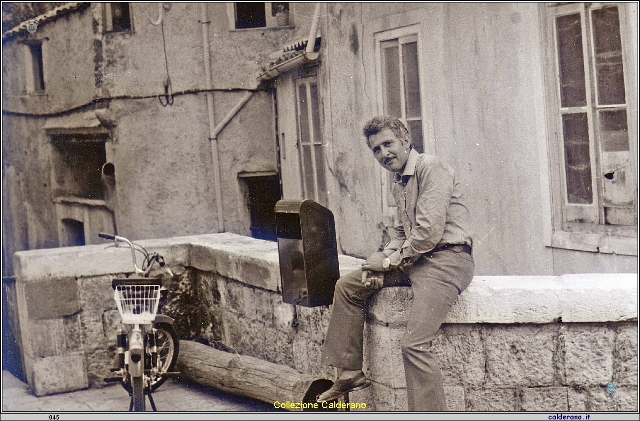 Andrea Scoppetta sul muretto del ponte.jpg