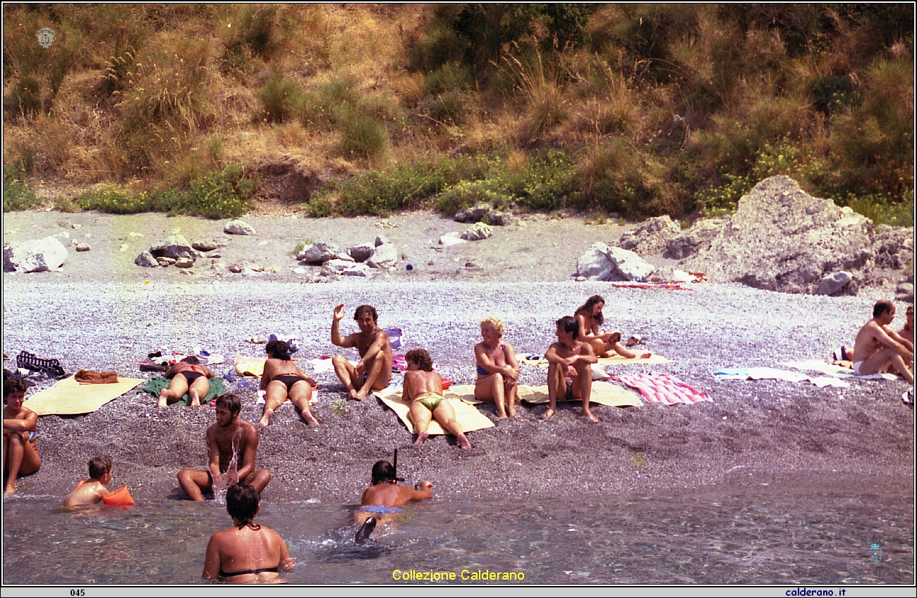 Bagnanti sulla Spiaggia del Crivo.jpg