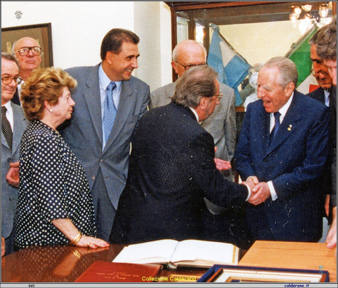 Francesco Sisinni e il Presidente della Repubblica Carlo Azelio Ciampi 16-3-2001.jpg