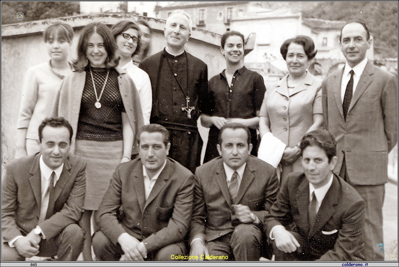 Insegnanti delle scuole medie con Padre Giuseppe Canfora.jpg