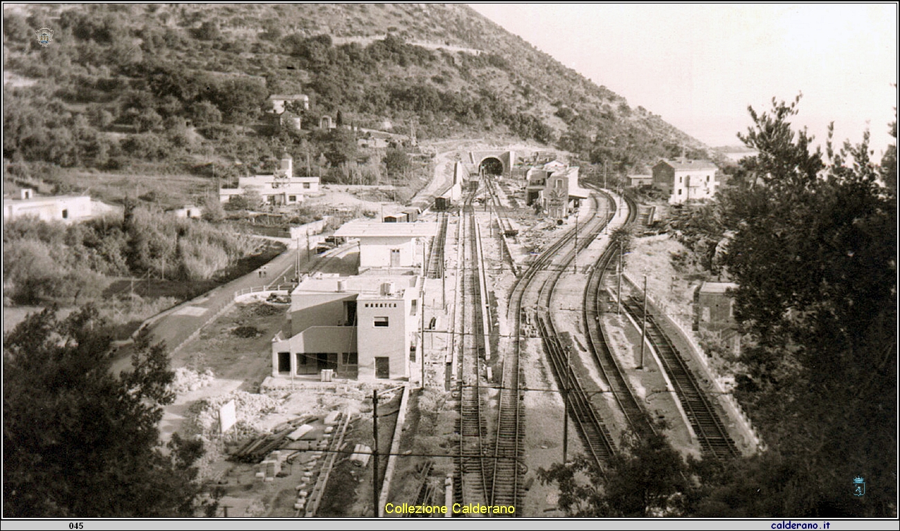 La Stazione ferroviaria vecchia e nuova.jpg