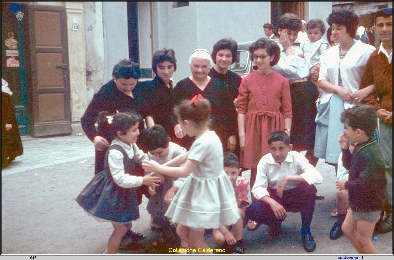 Mariuccia Iannini Avigliano con figlie e nipoti.jpg