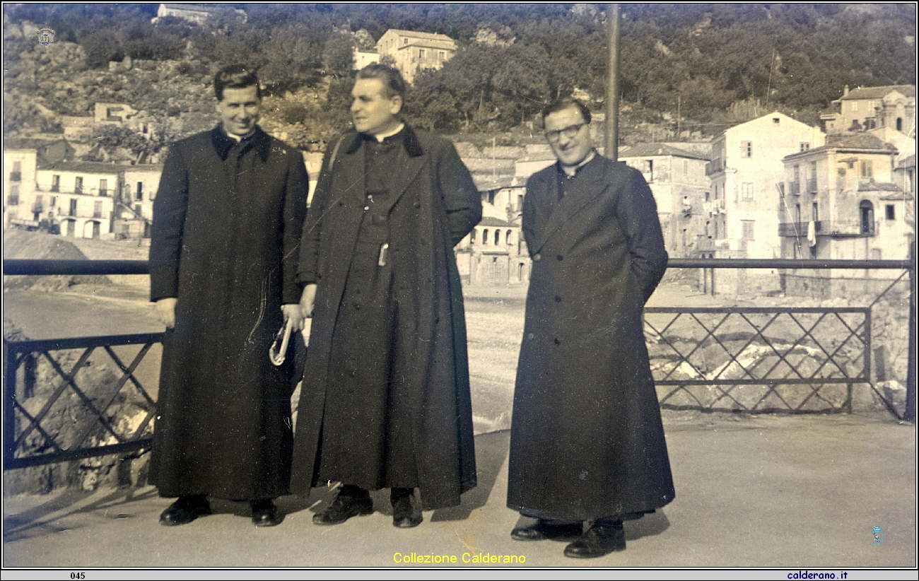 Padri Oblati - Poerte, Petrin e Amatuzio al Porto - 17 gennaio 1956.jpg