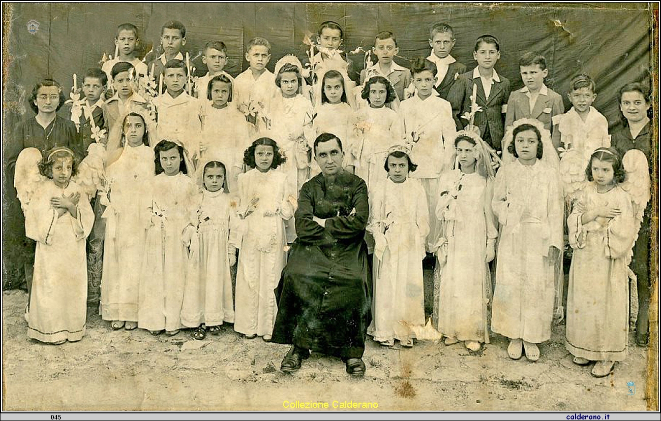Prima Comunione con l'Arciprete Gaetano Santoro.jpg