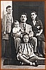 Famiglia di Giovanni Calderano con Armando, Biasino, Giovanni, Alfonsina e Emilia 1943.jpg